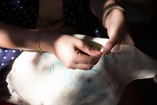 Artystka haftująca detale